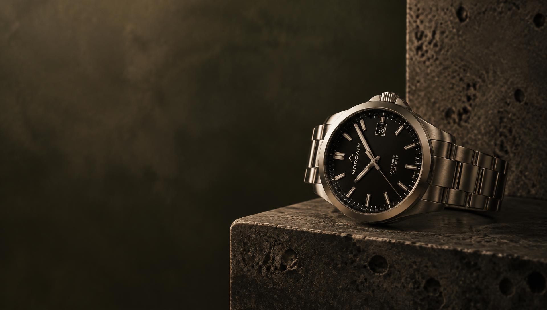 Primer plano de un reloj automático sobre piedra